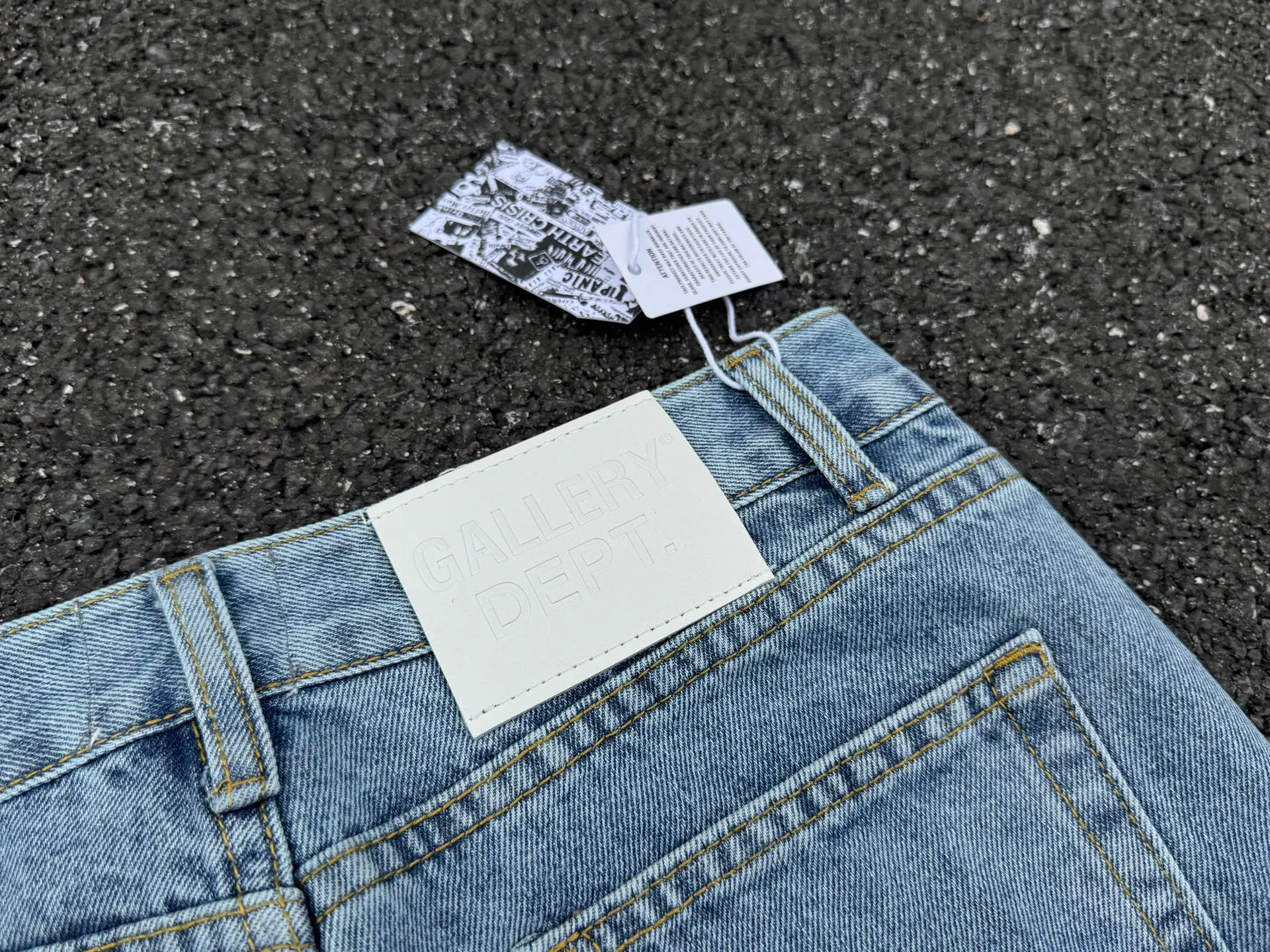 P260💰G88 GALLERY DEPT. Denim splicing flame🔥flare pants washed distressed splicing jeans GALLERY is attracted by these bell-bottom pants. Whether it is a reset of Carhartt or Levis, it has created a strong brand style. Since these pants are modified from rare vintage, the production capacity is limited. Therefore, after many icons wore them, these pants were once hard to find. Later, perhaps due to the improvement of GD's business in the past two years and the expansion of production lines, the brand itself lowered the price, so I can't wait any longer for these pants this year and will definitely buy them. During the process of the denim washing plant, the owner of the washing plant helped introduce a boss who had worked for Levi's foundry and started his own business. This also paved the way for the following styles. Therefore, Levi's remodeled single product for the base plate is really familiar. Whether it is the fabrics supplied or the lathes used in production, there is nothing to choose from. -Color: blue -Size: S-XXL (corresponding to 28-36)